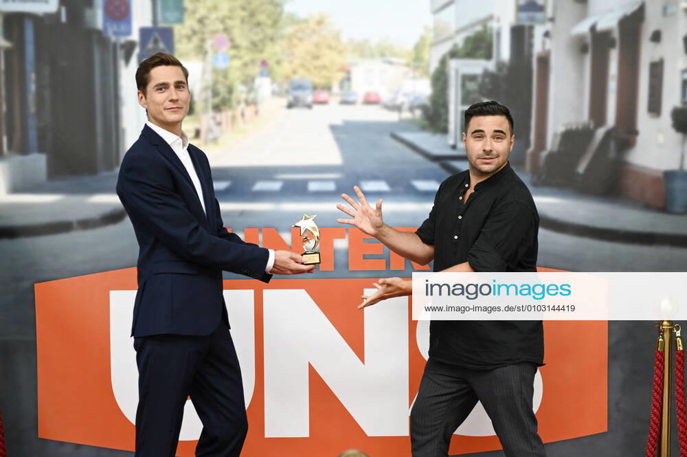 Timothy Boldt and Lars Steinhöfel with the award for the best story at the award ceremony of the Unter uns Starwahl vom offiziellen Unter uns Fanclub in the Coloneum Studio of the MMC Studios Cologne, 17 08 2020 Foto:xJ.xFuturexImage