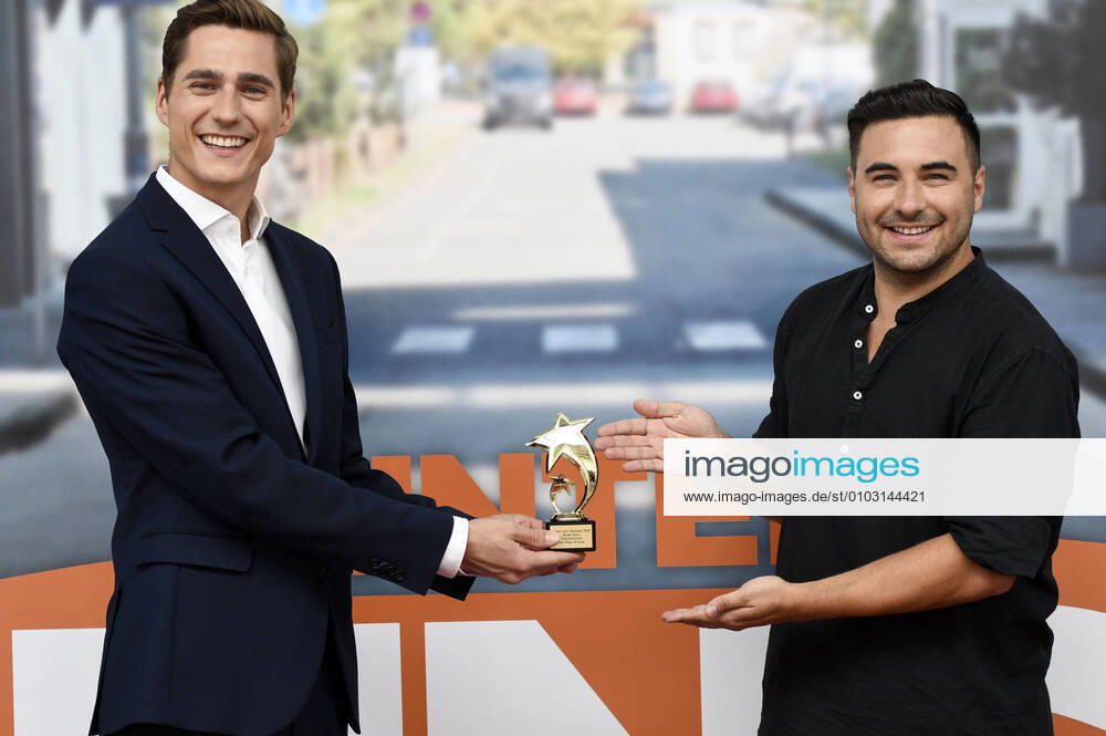 Timothy Boldt and Lars Steinhöfel with the award for the best story at the award ceremony of the Unter uns Starwahl vom offiziellen Unter uns Fanclub in the Coloneum Studio of the MMC Studios Cologne, 17 08 2020 Foto:xJ.xFuturexImage