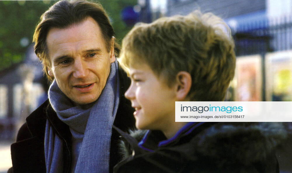 LOVE ACTUALLY LIAM NEESON, THOMAS SANGSTER Date: 2003. Strictly editorial use only in conjunction with the promotion of the film. Credit line mandatory. This image is copyright of the film company and is supplied under the terms of issue as film still. No commercial or book cover use permitted without prior consent from the film company. Mandatory credit line: Image courtesy Universal Pictures Working Title Films Ronald Grant Archiv