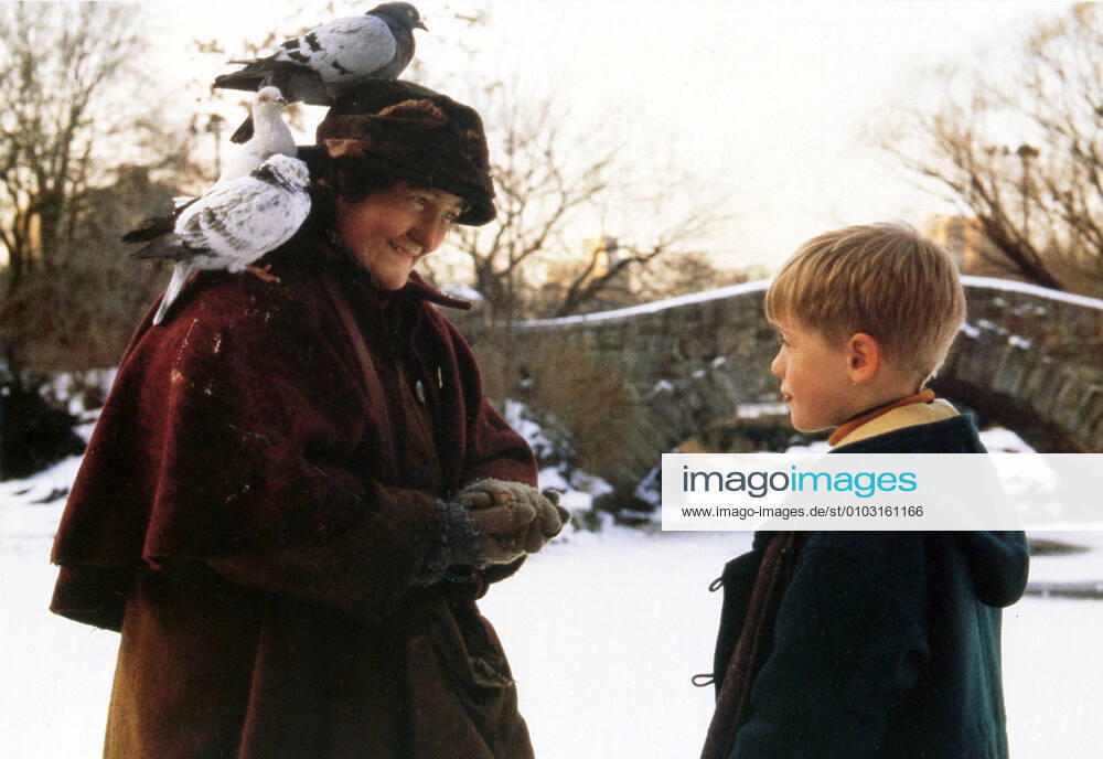 HOME ALONE 2: LOST IN NEW YORK BRENDA FRICKER, MACAULAY CULKIN Date: 1992. Strictly editorial use only in conjunction with the promotion of the film. Credit line mandatory. This image is copyright of the film company and is supplied under the terms of issue as film still. No commercial or book cover use permitted without prior consent from the film company. Mandatory credit line: Image courtesy C20TH FOX Ronald Grant Archive Mary Evans