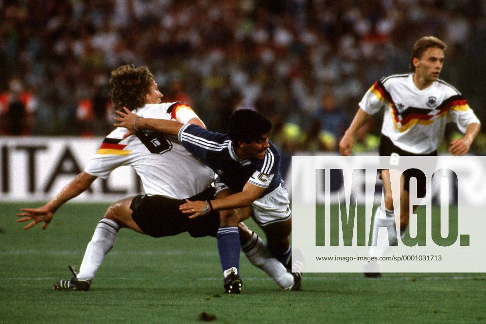 Guido Buchwald (li., Deutschland) gegen Diego Armando Maradona (Argentinien) Fußball WM Herren Weltmeisterschaft 1990, Länderspiel, Finale, Endspiel, Nationalmannschaft, Nationalteam, Vneg Gruppe Rom Dynamik, Kampf,