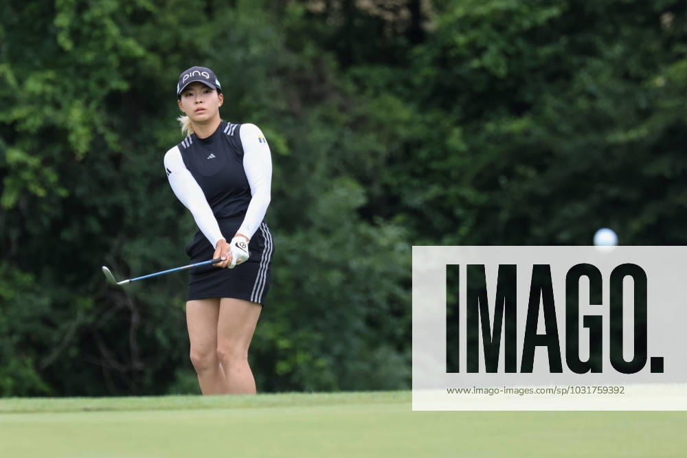 SYLVANIA, OH - JULY 13: Hinako Shibuno, of Japan, watches her ball bounce on the green after chipping onto the 18th green during the first round of the LPGA, Golf Damen Dana Open on July 13, 2023 at Highland Meadows Golf Club in Sylvania, Ohio. (Photo by Scott W. Grau Icon Sportswire) GOLF: JUL 13 LPGA Dana Open Icon23071373