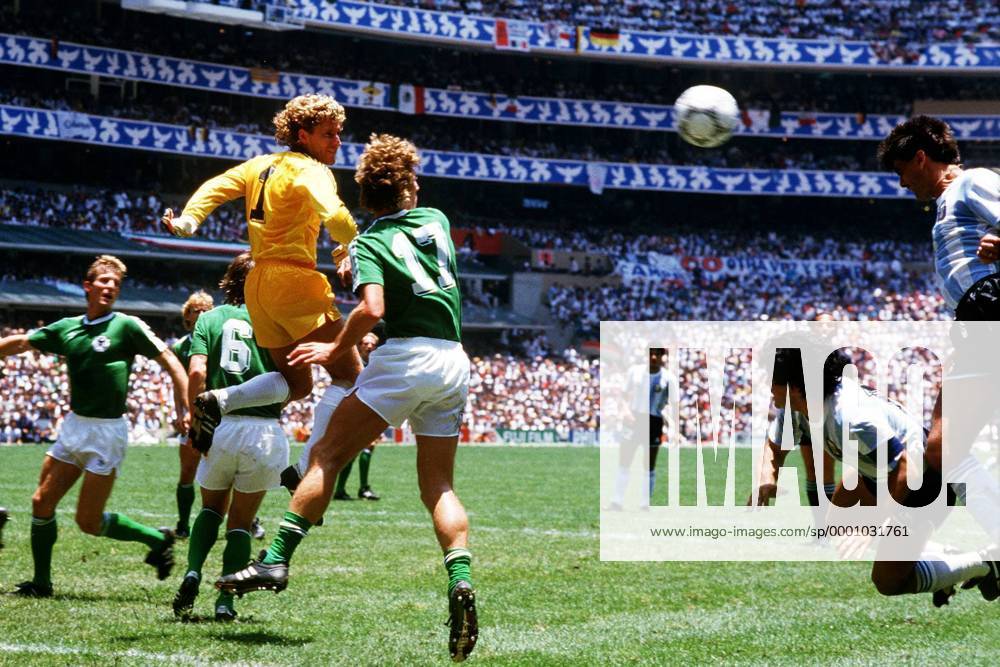 Die deutsche Hintermannschaft um Torwart Harald Schumacher (oben li.) und Ditmar Jakobs (vorn) sieht gegen Diego Armando Maradona (2.v.re.) und Jose Luis Brown (beide Argentinien) schlecht aus und fängt prompt das 1:0 Fußball WM Herren Weltmeisterschaft 1986, Länderspiel, Finale, Endspiel, Nationalmannschaft, Nationalteam, Vdia Gruppe Mexico-City, Mexiko-Stadt Dynamik,