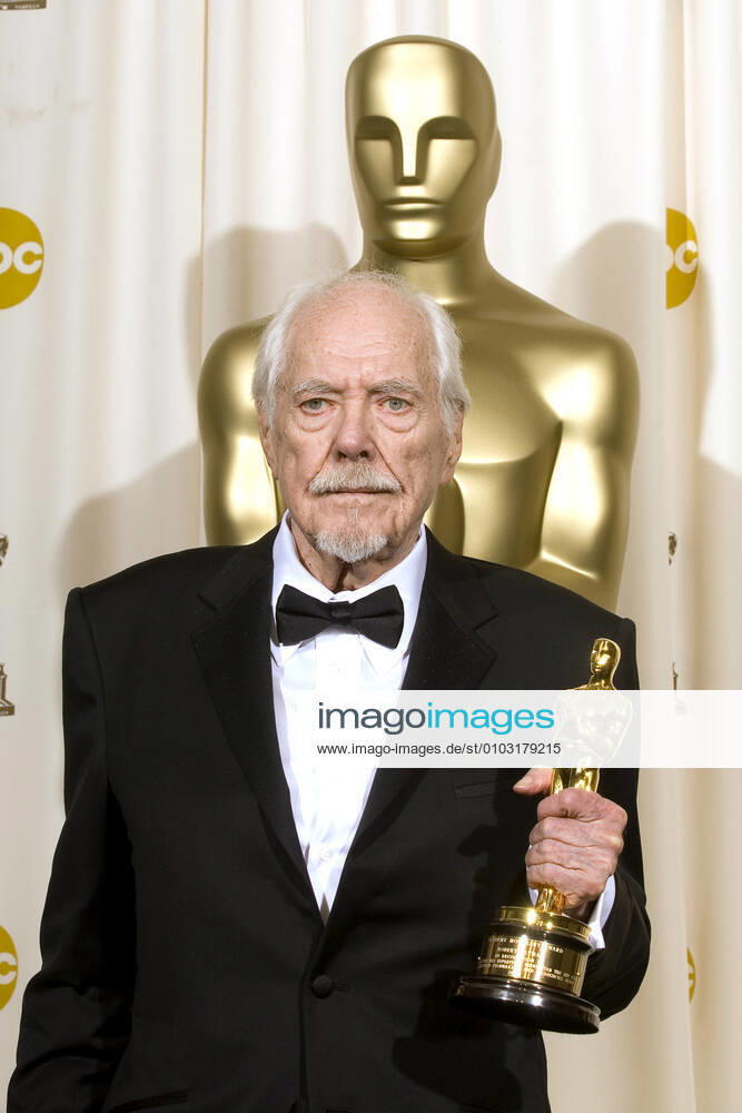 Robert Altman with the award winner Photocall in the press room of the Oscars 2006 78th Annual Academy Awards in the Kodak Theatre Los Angeles, 05 03 2006 Foto:xD.xBedrosianx xFuturexImage