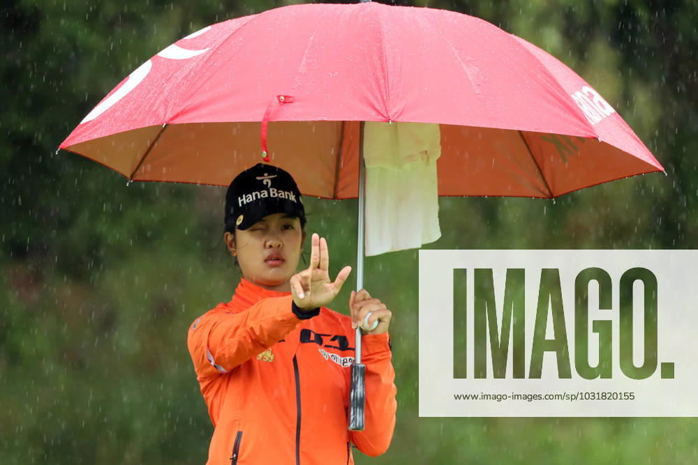 DANA Open Jaravee Boonchan of Bangkok, Thailand lines up her putt on the 8th green holding her umbrella during a rain shower during the third round of the Dana Open golf tournament at Highland Meadows Golf Club in Sylvania, Ohio USA, on Saturday, July 15, 2023. Sylvania Ohio United States