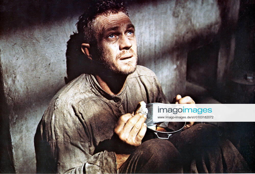 PAPILLON STEVE MCQUEEN Date: 1973. Strictly editorial use only in conjunction with the promotion of the film. Credit line mandatory. This image is copyright of the film company and is supplied under the terms of issue as film still. No commercial or book cover use permitted without prior consent from the film company. Mandatory credit line: Image courtesy ALLIED ARTISTS CORP Ronald Grant Archive Mary Evans