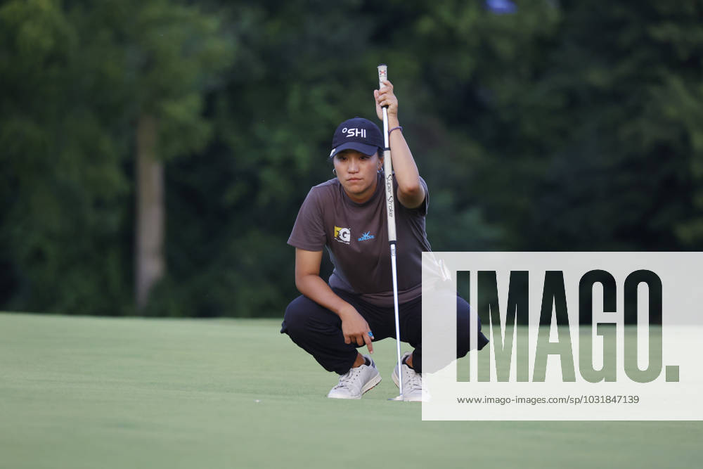 SYLVANIA, OH - JULY 15: LPGA, Golf Damen golfer Annie Park lines up a putt on the 18th hole during the third round of the Dana Open on July 15, 2023, at Highland Meadows Golf Club in Sylvania, Ohio. (Photo by Brian Spurlock Icon Sportswire) GOLF: JUL 15 LPGA Dana Open Icon230715152