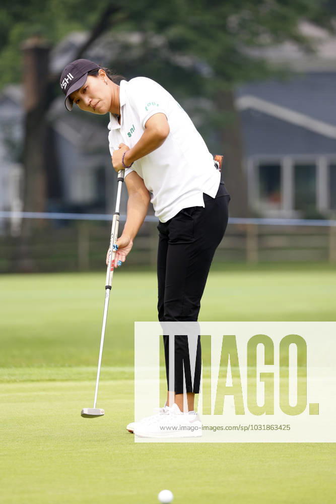 SYLVANIA, OH - JULY 15: LPGA, Golf Damen golfer Annie Park putts on the 3rd hole during the final round of the Dana Open on July 16, 2023, at Highland Meadows Golf Club in Sylvania, Ohio. (Photo by Brian Spurlock Icon Sportswire) GOLF: JUL 15 LPGA Dana Open Icon230716031
