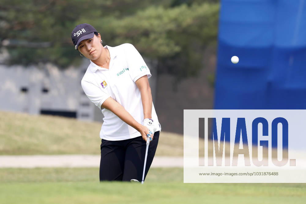 SYLVANIA, OH - JULY 16: LPGA, Golf Damen golfer Annie Park chips on the 18th hole during the Dana Open on July 16, 2023, at Highland Meadows Golf Club in Sylvania, Ohio. (Photo by Brian Spurlock Icon Sportswire) GOLF: JUL 16 LPGA Dana Open Icon230716216