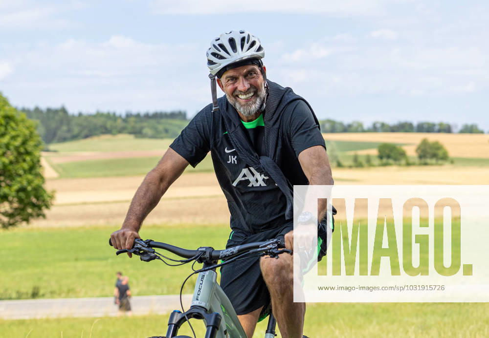 KW29 Football - Liverpool FC Pre-Season DONESCHINGEN, GERMANY - Monday, July 17, 2023: Liverpool s manager Jürgen Klopp (R) rides a bike back to the team hotel after a training session during the club s pre-season preparations in Germany. DONESCHINGEN Doneschingen BADEN-WÜRTTEMBERG GERMANY