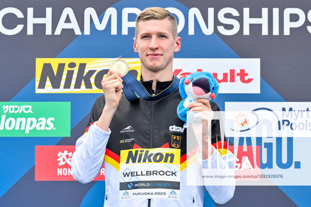 KW29 Florian Wellbrock of Germany shows the gold medal after competing in the 5km Men during the 20th World Aquatics Championships at the Seaside Momochi Beach Park in Fukuoka (Japan), July 18th, 2023. GiorgioXScala