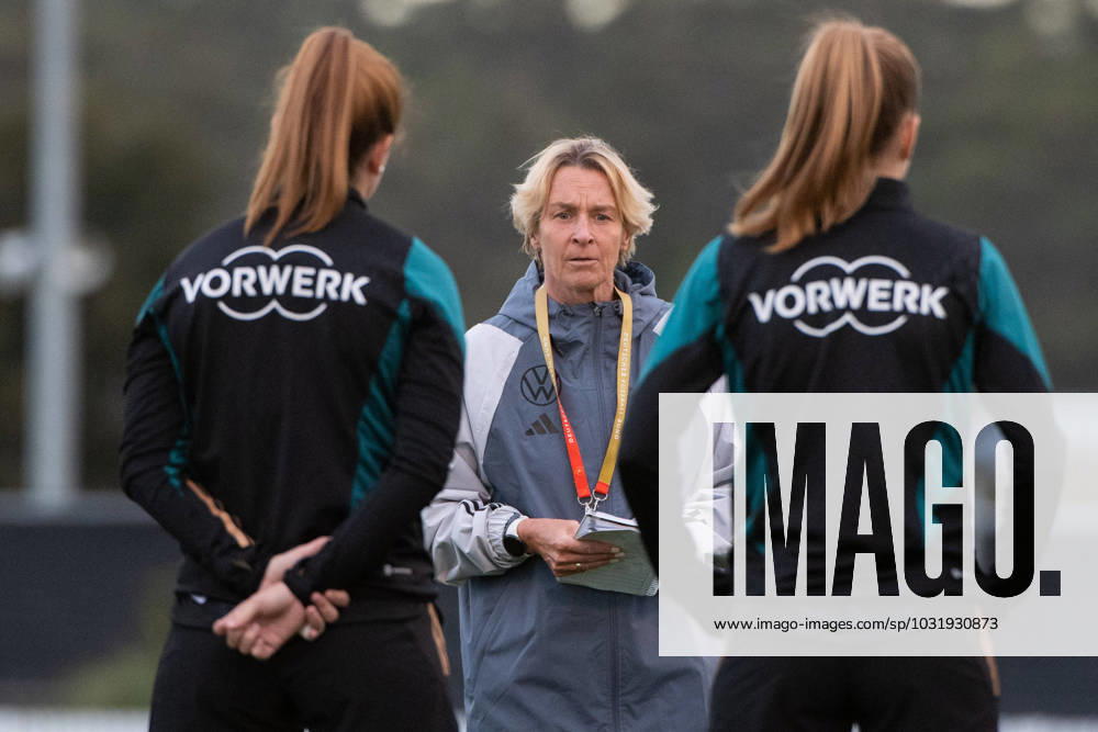 Martina Voss Tecklenburg Germany, national coach speaks in a circle to the players in the team, in the foreground Chantal Hagel Germany, 02 , Sjoeke Nuesken Germany, 15 , AUS, training DFB womens national team, Germany, FIFA Womens World Cup Australia 2023, 18 07 2023 AUS, training DFB womens national team, Germany, FIFA Womens World Cup Australia 2023, 18 07 2023 Tuggerah