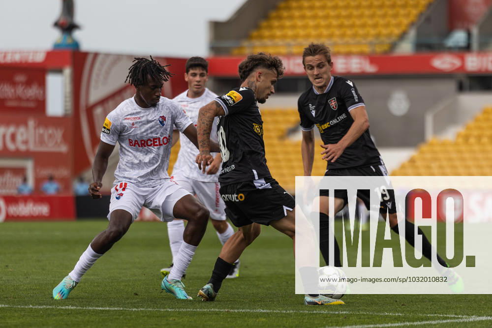 Diogo Pinto in a duel with Roan Wilson during Liga Portugal 2022 23 game between Gil Vicente FC and Casa Pia AC at Estadio Cidade De Barcelos, Vila Boa, Portugal. (Maciej Rogowski) Vila Boa Estadio Cidade de Barcelos Portugal