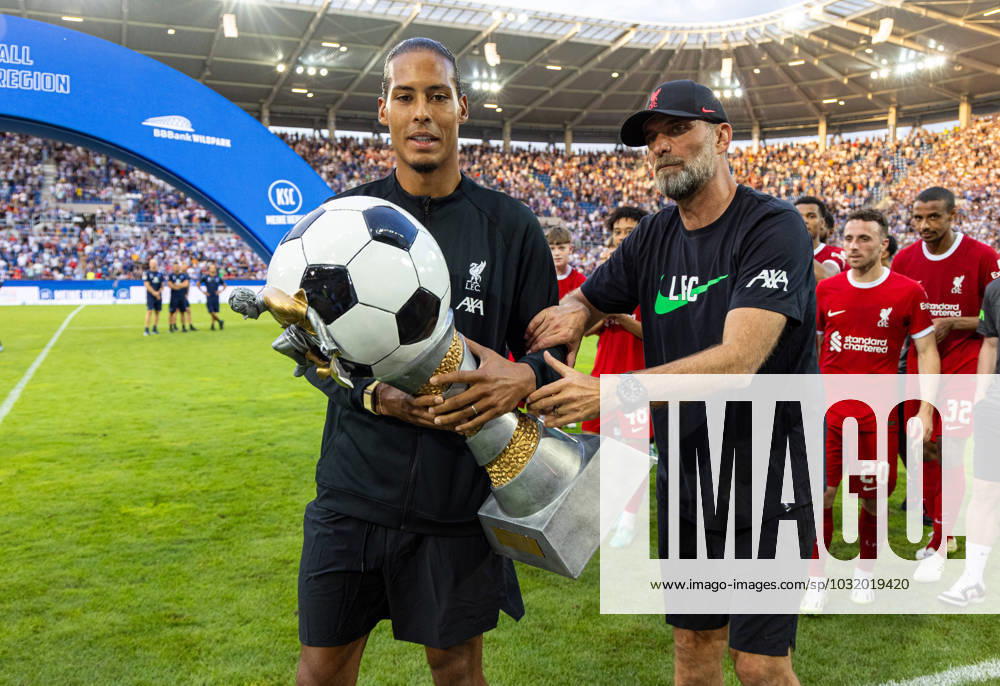 KW29 Football - Pre-Season Friendly - Karlsruher SC v Liverpool FC KARLSRUHER, GERMANY - Wednesday, July 19, 2023: Liverpool s captain Virgil van Dijk (L) and manager Jürgen Klopp with a trophy after a pre-season friendly match between Karlsruher SC and Liverpool FC at the Wildparkstadion. Liverpool won 4-2. KARLSRUHE Wildparkstadion BADEN-WÜRTTEMBERG GERMANY