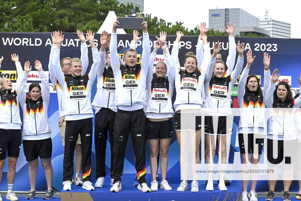 KW29 Team Germany celebrate the Best Open Water Team award after the Mixed 4x1500m Relay Final during the 20th World Aquatics Championships at the Seaside Momochi Beach Park in Fukuoka (Japan), July 20th, 2023. AndreaXStaccioli