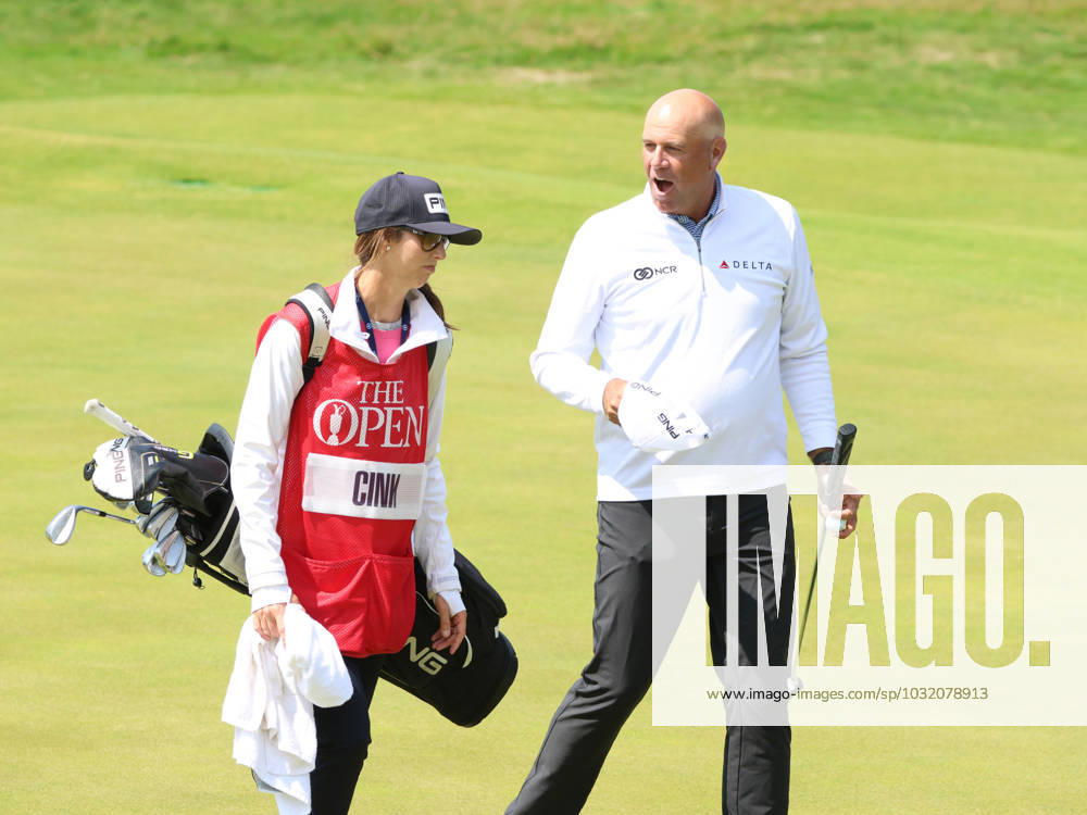 American Stuart Cink laughs with his caddy hand on the 18th green on the first day at the 151st Open Championship at Royal Liverpool Golf Club in Hoylake, England on Thursday, July 20, 2023. LON20230720121 HUGOxPHILPOTT