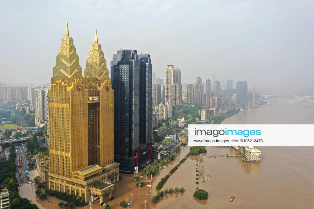 (200820) -- CHONGQING, Aug. 20, 2020 -- Aerial photo taken on Aug. 20, 2020 shows a flooded section of Nanbin Road in Nan an District of southwest China s Chongqing Municipality. Yangtze River s water level in Chongqing Municipality exceeded historical high earlier Thursday morning, posing unprecedented threat to the metropolis in southwest China. At around 8 a.m. Thursday, the water level at the Cuntan hydrologic station in Chongqing reached 191.55 meters, 0.14 meters higher than the record in 1981, and was rising. ) CHINA-CHONGQING-YANGTZE RIVER-WATER LEVEL (CN) LiuxChan