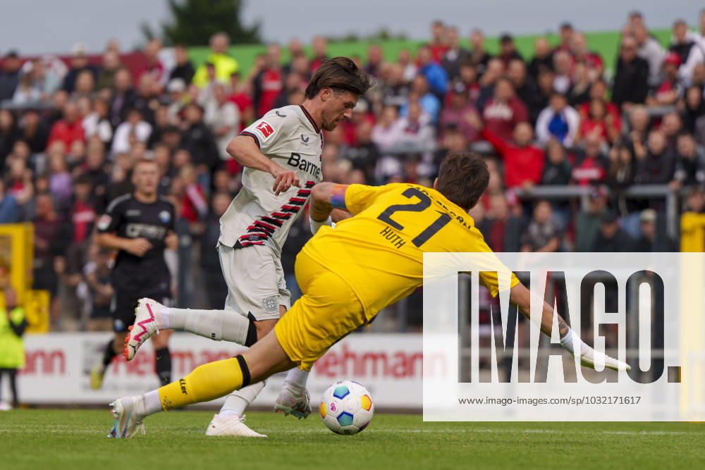 Soccer 1 Bundesliga, 2023 2024 season, test match, SC Paderborn 07 Bayer 04 Leverkusen on 21 07 2023 in Velbert North Rhine Westphalia Leverkusen s Jonas Hofmann in a duel with Paderborns Jannik Huth