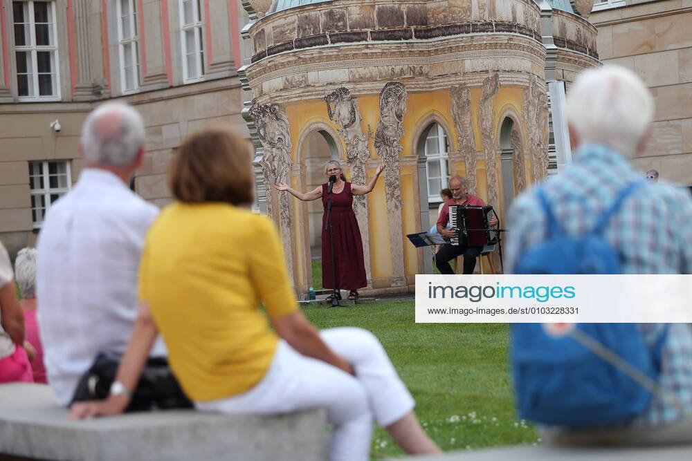 Jalda Rebling and Tobias Morgenstern at a concert as part of the event series Kunst zur Zeit in the inner courtyard of the Brandenburg Parliament in Potsdam, 20 August 2020 Concert of the Potsdam Parliament
