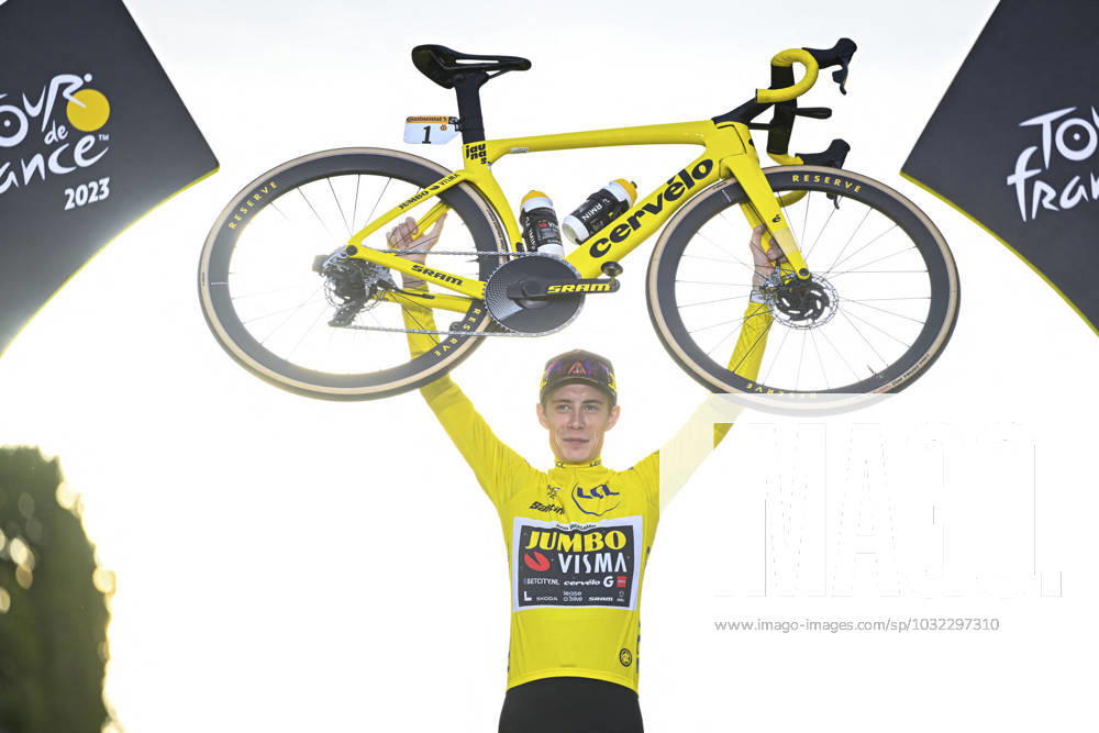 KW29 Jonas Vingegaard Wins Second Successive Tour De France - Paris Jonas Vingegaard (Jumbo-Visma) with the yellow jersey during the stage 21 of the Tour de France 2023 cycling race on Avenue des Champs-Elysees on July 23, 2023 in Paris, France. Photo by Victor Joly ABACAPRESS.COM Paris France