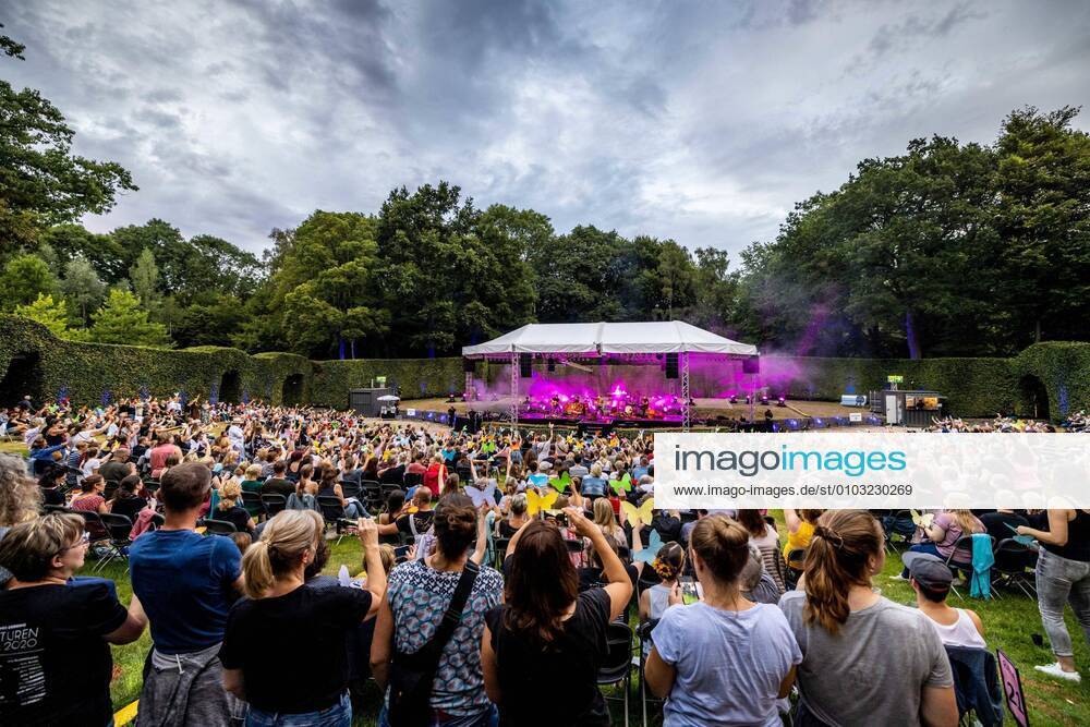 Johannes Oerding at a concert as part of the Campfire Acoustics at the open-air stage in Hamburgs Stadtpark