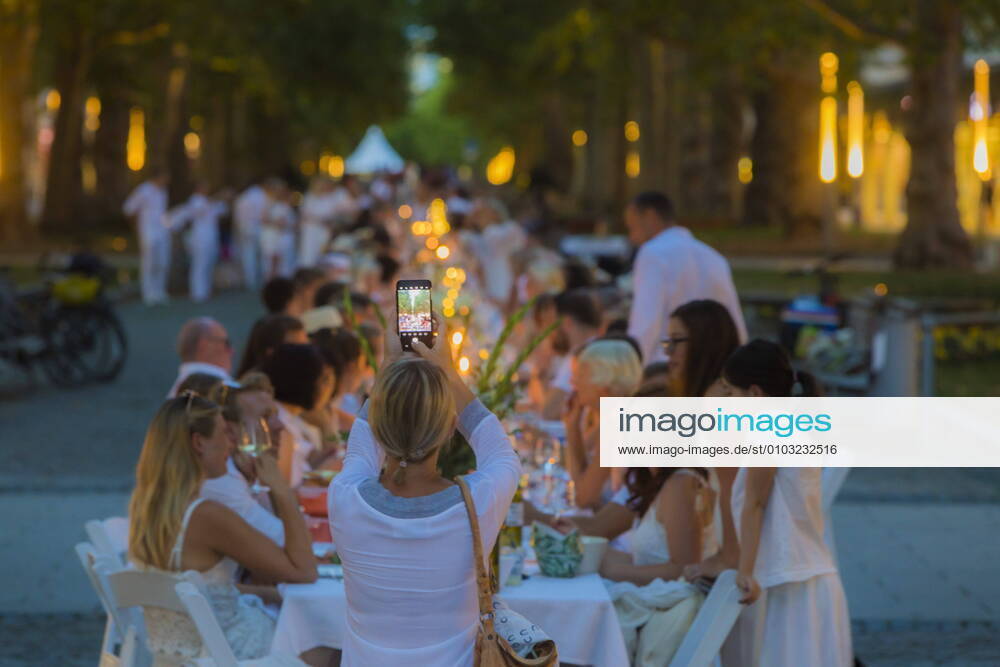 Picnic in white Following the Parisian example, the dress code for this picnic is also consistently white For the fifth time, Diner en Blanc is now taking place in Dresden, this time on the main street under the old big plane trees Dresden Sachsen GERMANY