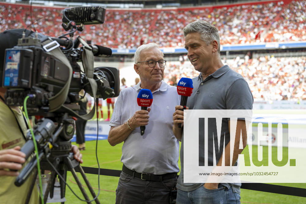 Football 1 Bundesliga 2023 2024, team presentation FC Bayern Munich at Allianz Arena Munich Legends match 10 years after the German Champions League final at Wembley 2013, FC Bayern Legends BVB Dortmund Legends, v li SKY Sport reporter Uli Köhler and Torben Hoffmann on the sidelines live on the air.