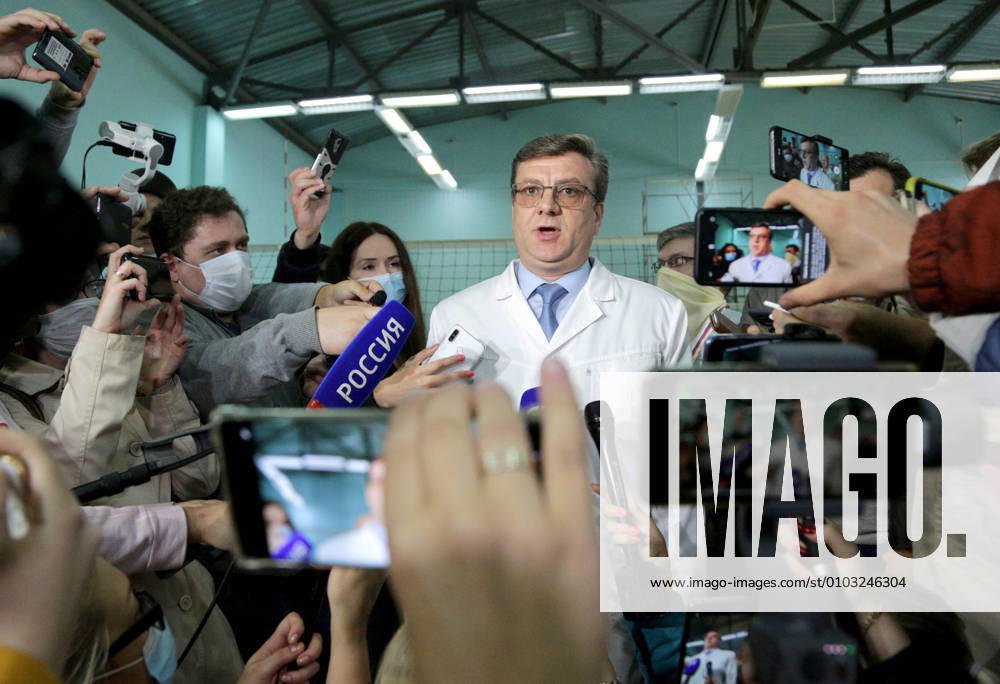 Alexander Murakhovsky, Head Physician of Omsk Ambulance Hospital No 1, talks to journalists outside Omsk Ambulance Hospital No 1 where Russian opposition Alexei Navalny activist is staying. Navalny felt bad during his flight from Tomsk to Moscow and was hospitalised in a suspected poisoning after his flight s emergency landing. Yevgeny Sofiychuk TASS TS0E40F7