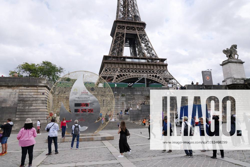 Compte à rebours JO PHOTOPQR LE PARISIEN Jean-Baptiste Quentin ; Paris ; 25 07 2023 ; Mise en place sur le quai sous le pont d Iéna, d un compte à rebours avant le J.O. LP Jean-Baptiste Quentin countdown before Olympic Games, Olympische Spiele, Olympia, OS Paris on Tuesday, July 25, 2023. Paris 75 France