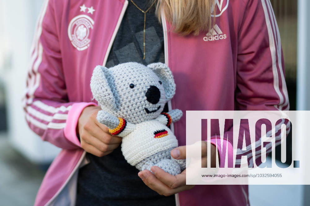 Klara Buehl Germany, 19 with World Cup mascot Koala Waru, which she handmade herself, AUS, press conference DFB Women National Team Germany, FIFA Women World Cup Australia 2023, 27 07 2023 AUS, press conference DFB Women National Team Germany, FIFA Women World Cup Australia 2023, 27 07 2023 Wyong
