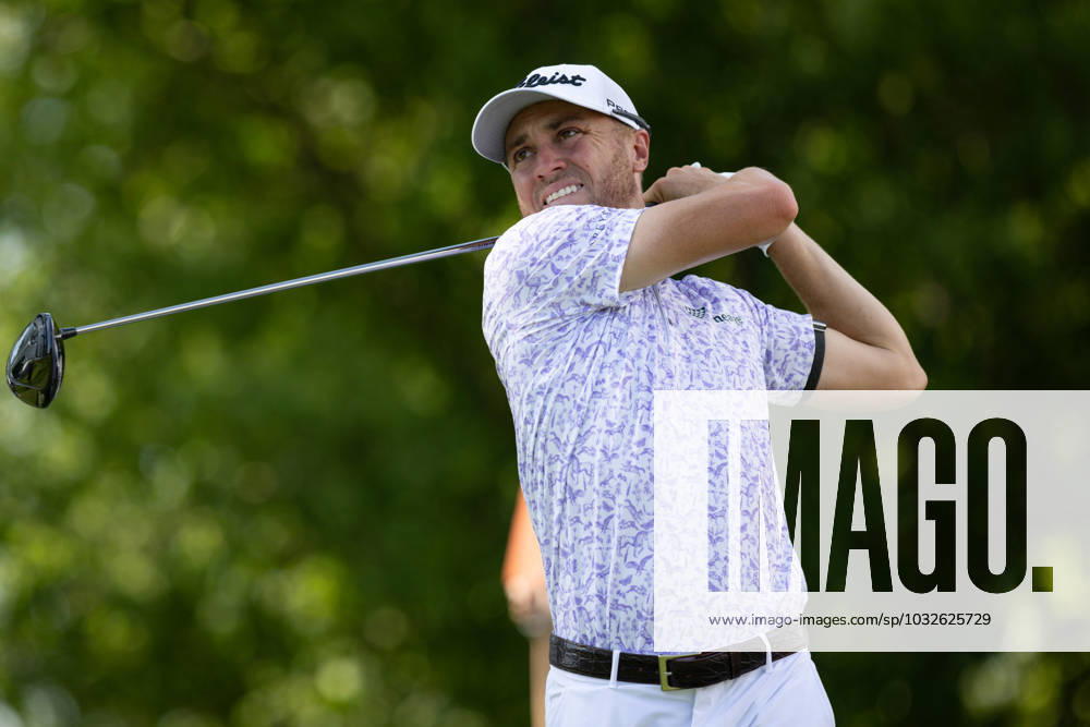 BLAINE, MN - JULY 27: Justin Thomas hits a tee shot on the eleventh hole during the first round of the 3M Open at TPC Twin Cities on July 27, 2023 in Blaine, Minnesota. (Photo by Bailey Hillesheim Icon Sportswire) GOLF: JUL 27 PGA, Golf Herren - 3M Open Round 1 Icon2307270373