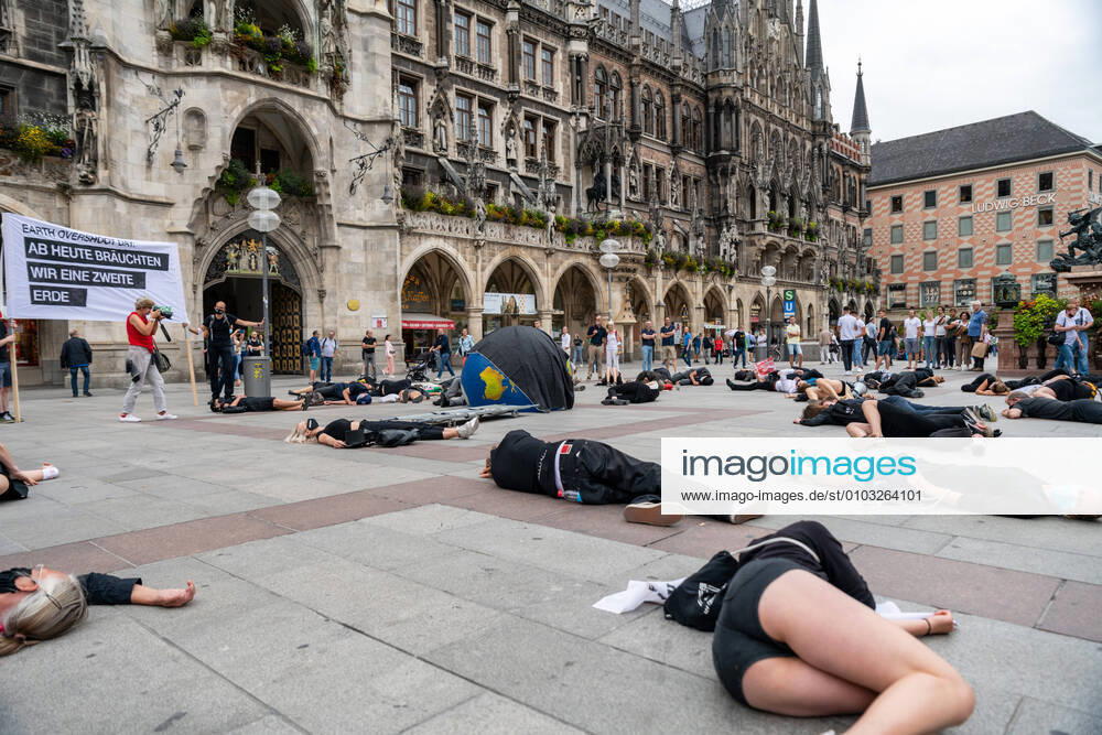Greenpeace funeral march on Earth Overshoot Day in Munich Demonstration by Greenpeace in Munich Odeonsplatz On 22 08 2020, this years Earth Overshoot Day is the date on which the demands made on the earth and ecosystems by human beings exceed the capacity for recreation Activists from G ,