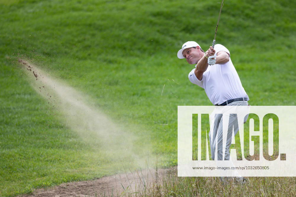 BLAINE, MN - JULY 28: Nick Witney hits a bunker shot on the fifth hole during the second round of the 3M Open at TPC Twin Cities on July 28, 2023 in Blaine, Minnesota. (Photo by Bailey Hillesheim Icon Sportswire) GOLF: JUL 28 PGA, Golf Herren - 3M Open Icon2307280253