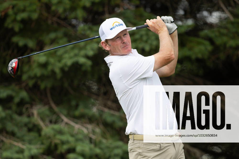 BLAINE, MN - JULY 28: Brandt Snedeker hits a tee shot on the second hole during the second round of the 3M Open at TPC Twin Cities on July 28, 2023 in Blaine, Minnesota. (Photo by Bailey Hillesheim Icon Sportswire) GOLF: JUL 28 PGA, Golf Herren - 3M Open Icon2307280293