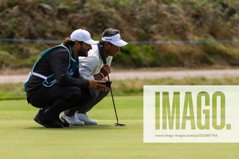 29th July 2023; Royal Porthcawl, Porthcawl, Bridgend, Wales: Senior Open Championship, Round 3; K J CHOI and his caddy study the putt on the 18th green. ActionPlus12536833 DanxMinto