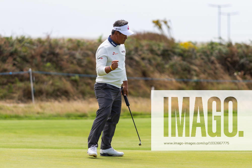 29th July 2023; Royal Porthcawl, Porthcawl, Bridgend, Wales: Senior Open Championship, Round 3; K J CHOI holes out on the 18th green. ActionPlus12536835 DanxMinto