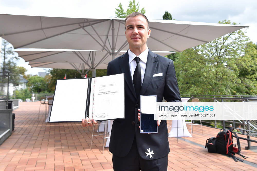Award of the Order of Merit of the State of North Rhine-Westphalia on 23 08 2020 in the Flora Köln in Cologne Mario Götze shows the Order of Merit and it falls to the ground