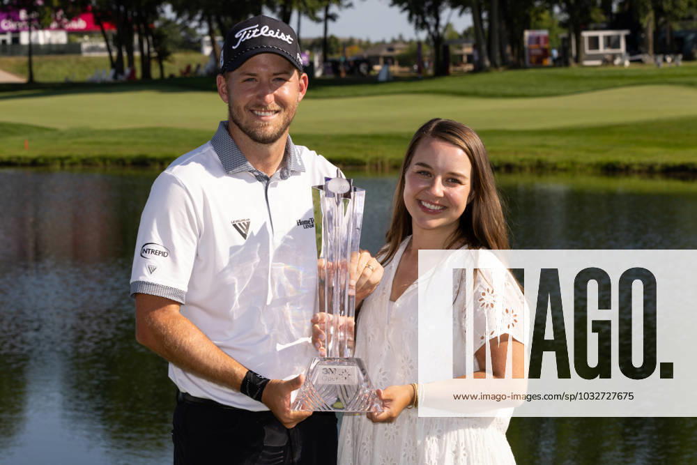 BLAINE, MN - JULY 30: Lee Hodges and his wife Savannah pose with the trophy after winning the final round of the 3M Open at TPC Twin Cities on July 30, 2023 in Blaine, Minnesota. (Photo by Bailey Hillesheim Icon Sportswire) GOLF: JUL 30 PGA, Golf Herren - 3M Open Icon2307300293