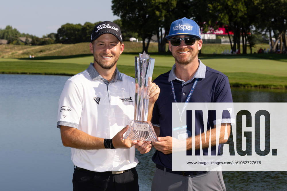 BLAINE, MN - JULY 30: Lee Hodges and his caddie pose with the trophy after winning the final round of the 3M Open at TPC Twin Cities on July 30, 2023 in Blaine, Minnesota. (Photo by Bailey Hillesheim Icon Sportswire) GOLF: JUL 30 PGA, Golf Herren - 3M Open Icon2307300303