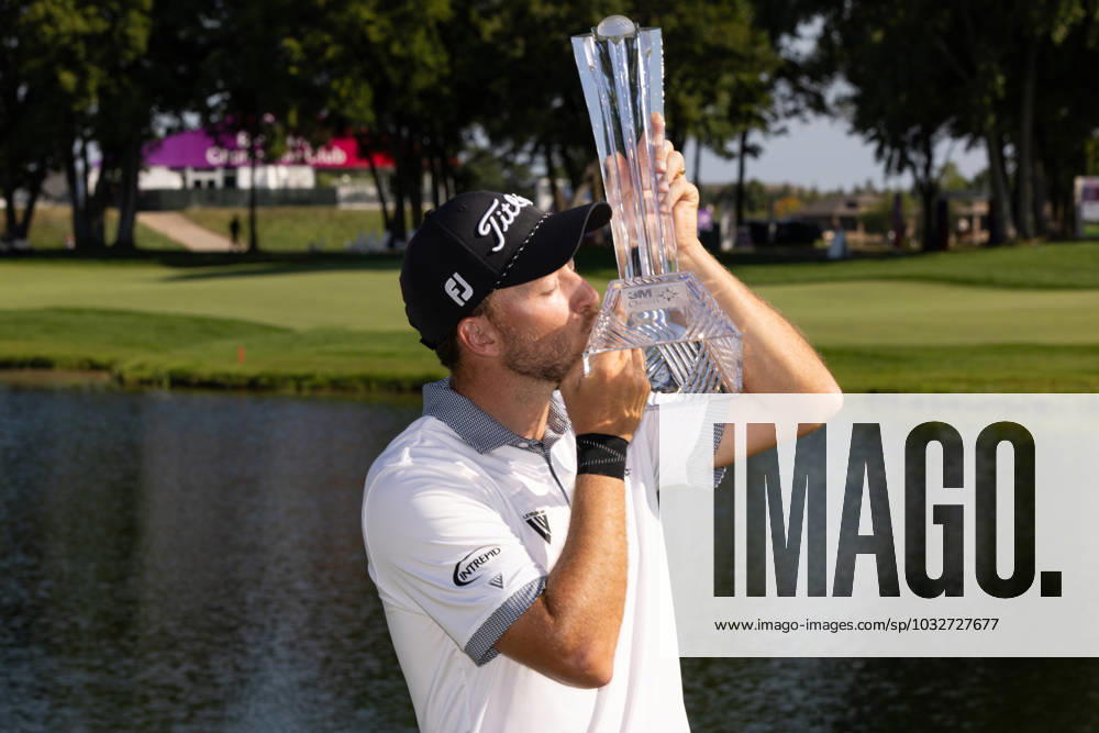 BLAINE, MN - JULY 30: Lee Hodges kisses the trophy after winning the final round of the 3M Open at TPC Twin Cities on July 30, 2023 in Blaine, Minnesota. (Photo by Bailey Hillesheim Icon Sportswire) GOLF: JUL 30 PGA, Golf Herren - 3M Open Icon2307300313