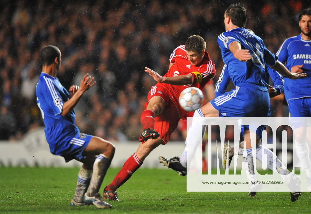 UEFA Champions League Soccer match, Semi Final, Chelsea vs Liverpool Liverpool s Steven Gerrard takes a free kick during the UEFA Champions League Soccer match, Semi Final, Second Leg, Chelsea vs Liverpool at the Stamford Bridge in London, UK on April 30, 2008. Chelsea won 3-2. Chelsea reach his first Champions League final. Photo by Steeve McMay Cameleon ABACAPRESS.COM London -