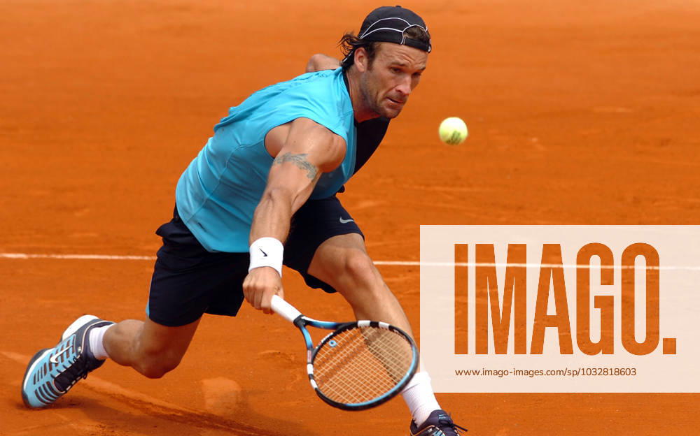 French Open fourth round at Roland Garros arena - Paris Spain s Carlos Moya defeats Sweden s Jonas Bjorkman 7-6, 6-2, 7-5 in their fourth round match of the Tennis French Open at Roland Garros arena, in Paris, France on June 4, 2007. Photo by Gouhier-Gorassini-Guignebourg Cameleon ABACAPRESS.COM Paris France