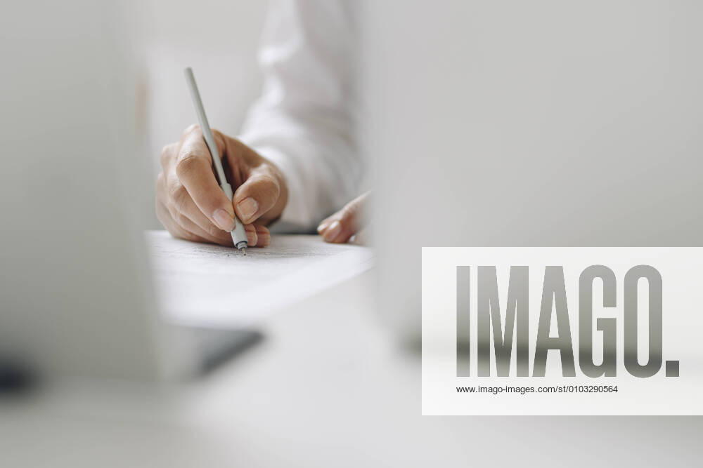 IMAGO Creative: Kreative Renaissance -- der junge Entrepreneur Close-up of female entrepreneur writing on paper at desk in home office model released Symbolfoto property released JOSEF01271