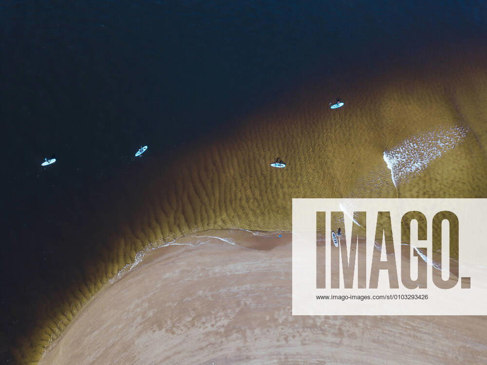 IMAGO Creative: Sommer Sport - Strand Aerial view of people surfing in coastal waters of Barents Sea model released Symbolfoto KNTF04949