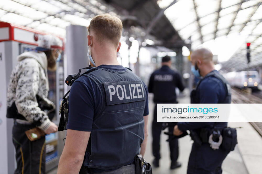 Public order offices, federal police, the railways and transport companies control the compliance with the mask obligation in bus and train traffic with a nationwide large-scale action the focus control at Cologne central station, 24 08 2020 Foto:xC.xFuturexImage