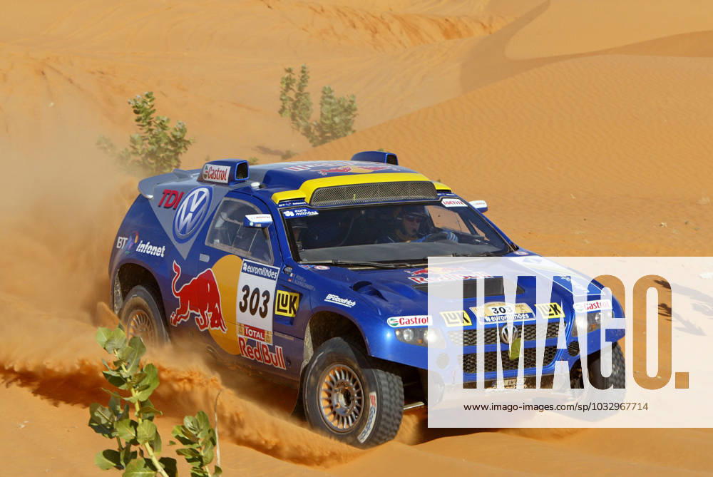 28th Dakar rally German driver Jutta Kleinschmidt and Italian co-driver Fabrizia Pons in their VW-Race-Touareg (303) through the 9th stage of the 2006 Lisbon-Dakar rally between Nouakchott and Kiffa, Mali on January 9, 2006. Jutta Kleinschmidt pulled out after destroying the front of her Volkswagen Touareg prototype by hitting a tree on January 11, 2006. Photo by Michel Maindru Cameleon ABACAPRESS.COM. Mali
