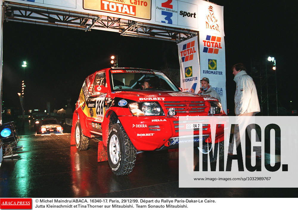 16340 17 Michel Maindru ABACA. 16340-17. Paris, 29 12 99. DŽpart du Rallye Paris-Dakar-Le Caire. Jutta Kleinschmidt et Tina Thorner sur Mitsubishi. Team Sonauto Mitsubishi.