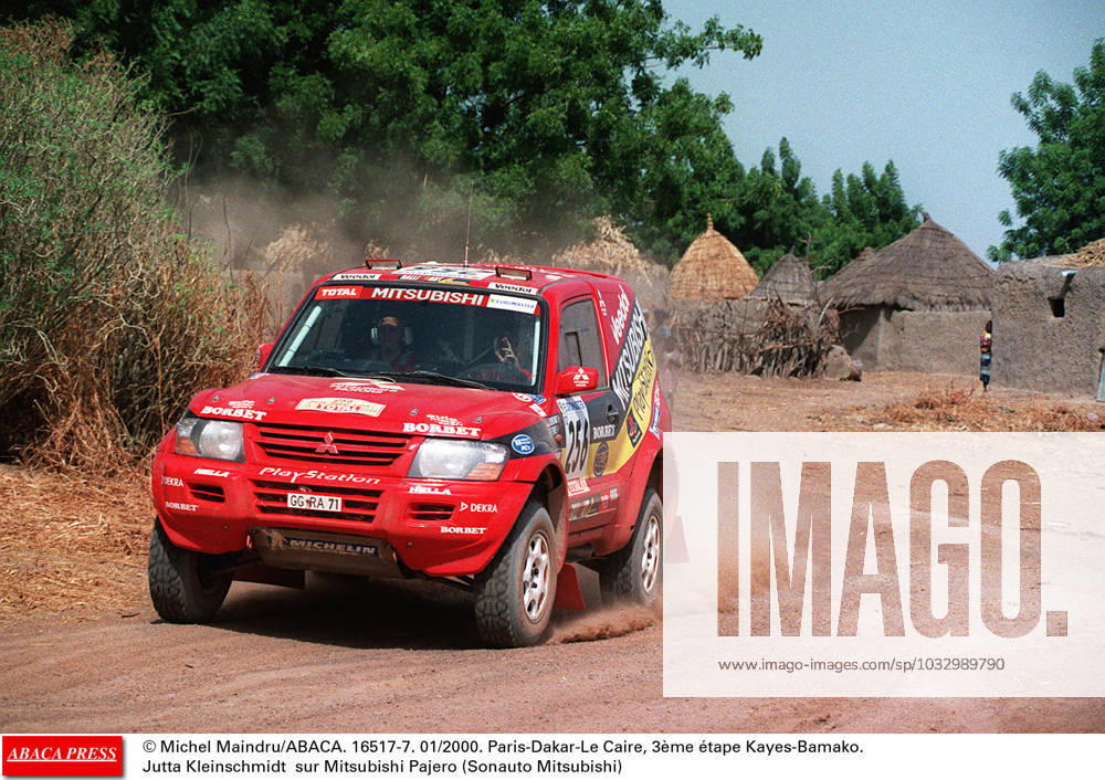 16517 07 Michel Maindru ABACA. 16517-7. 01 2000. Paris-Dakar-Le Caire, 3Âme Å½tape Kayes-Bamako. Jutta Kleinschmidt sur Mitsubishi Pajero (Sonauto Mitsubishi)