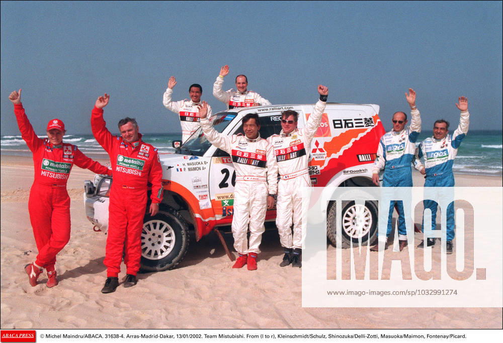 31638 04 Michel Maindru ABACA. 31638-4. Arras-Madrid-Dakar, 13 01 2002. Team Mistubishi. Form (l to r), Kleinschmidt Schulz, Shinozuka Delli-Zotti, Masuoka Maimon, Fontenay Picard.