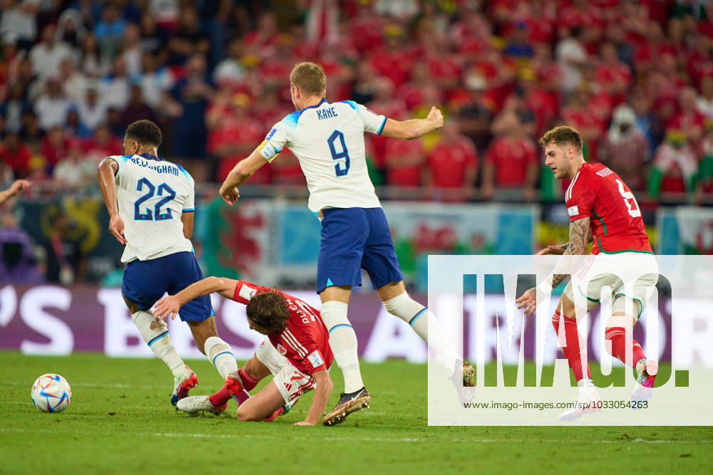 Harry KANE, England 9 Jude Bellingham, England 22 compete for the ball, tackling, duel, header, zweikampf, action, fight against Joe ALLEN, Wales 7 Joe Rodon, Wales 6 in the group B match WALES - ENGLAND 0-2 FIFA World Cup, WM, Weltmeisterschaft, Fussball 2022 QATAR Season 2022 2023, Nov 25, 2022 in Ahmad Bin Ali Stadium in Doha, Qatar.
